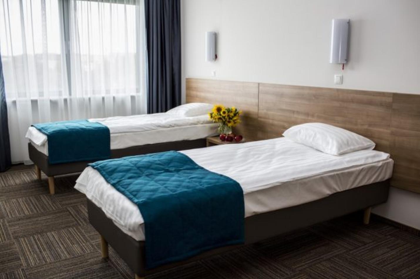 Duża dwuosobowa sypialnia.