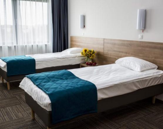 Duża dwuosobowa sypialnia.